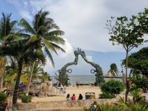 Playa del Carmen Parque Los Fundadores with the beautiful beach arch