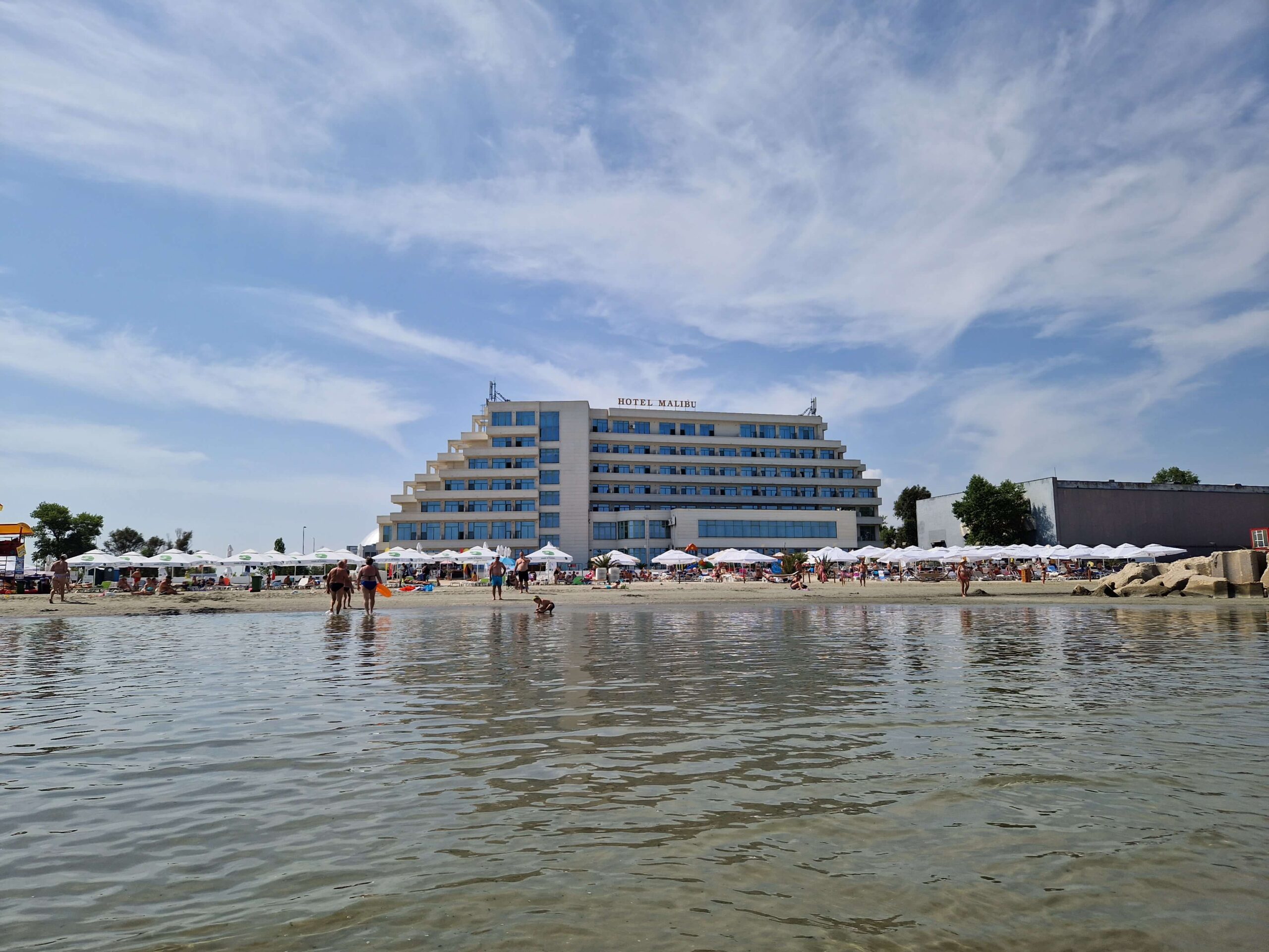 piscina hotel malibu mamaia