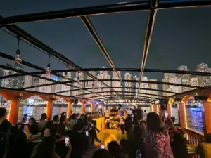 Dubai Dhow Cruise with show