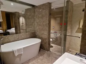 Ramada Xi'An apartment bathroom 1