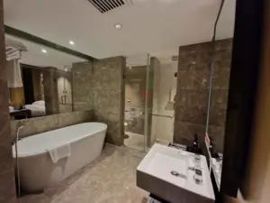 Ramada Xi'An apartment bathroom view