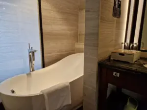 Jolie Vue hotel Guilin bathroom bathtub