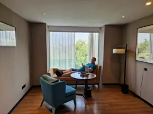 Jolie Vue hotel Guilin bedroom livingroom space