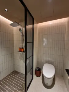 Orange Hotel Yangshuo bathroom