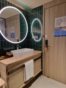 Orange Hotel Yangshuo bedroom washing facilities