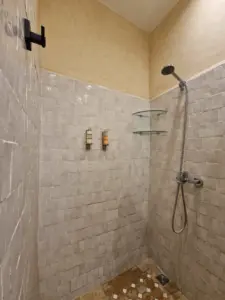 Riad Jona shower